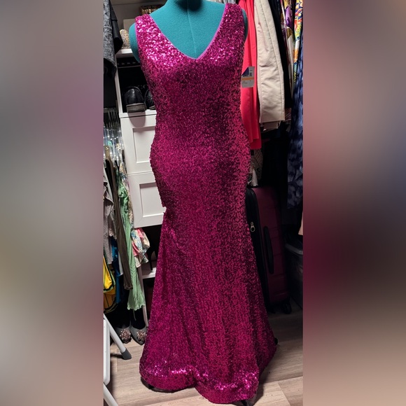 Gown - Picture 2 of 7